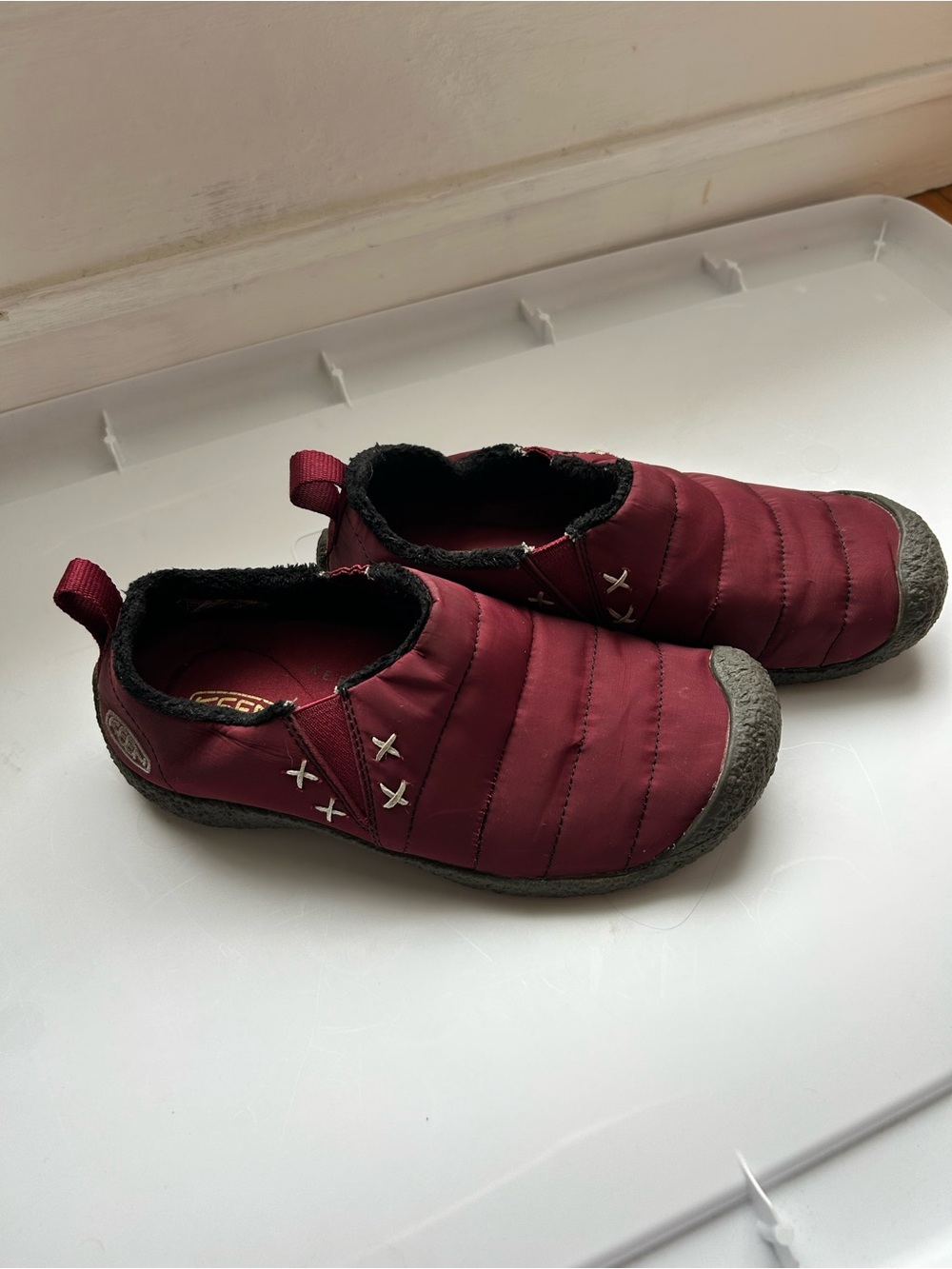 KEEN Howser Puffy Slip-On Shoes Womens 7 - Burgundy Red - Fleece Lined - Camping